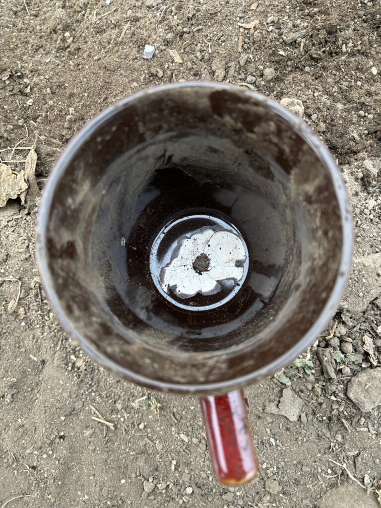 穴をあけたマグカップの内側