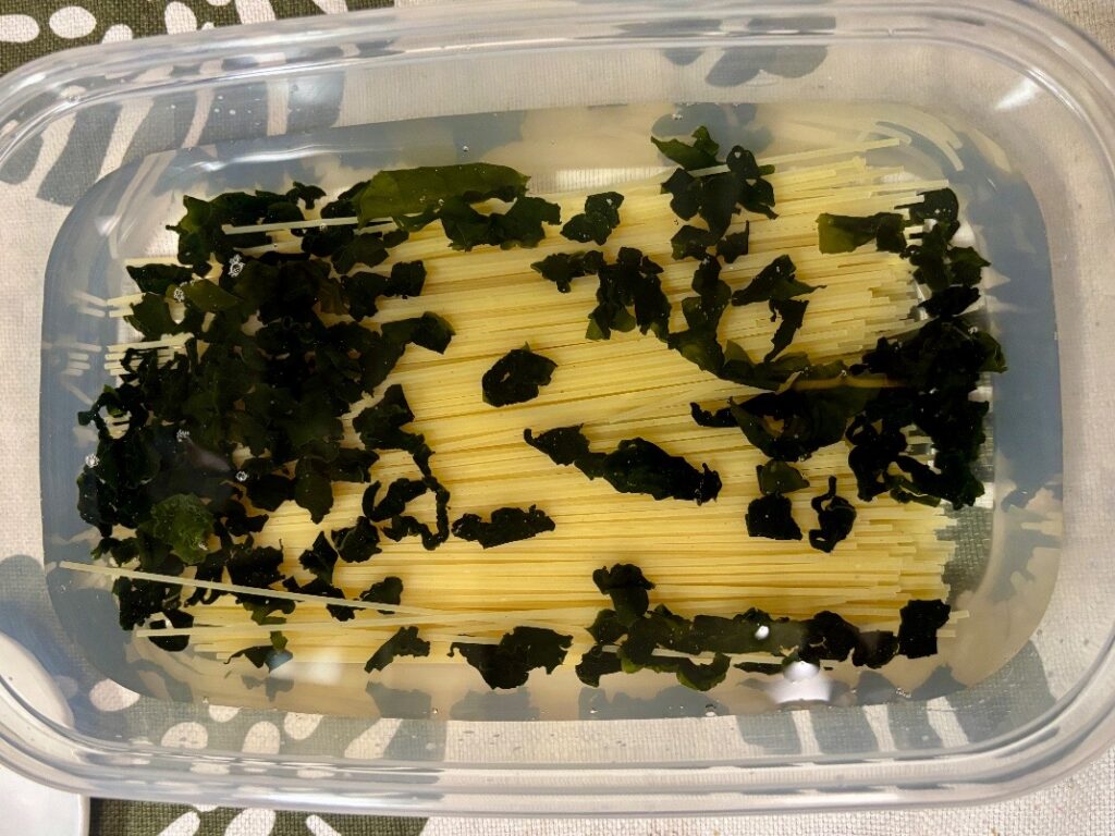 パスタとワカメ
