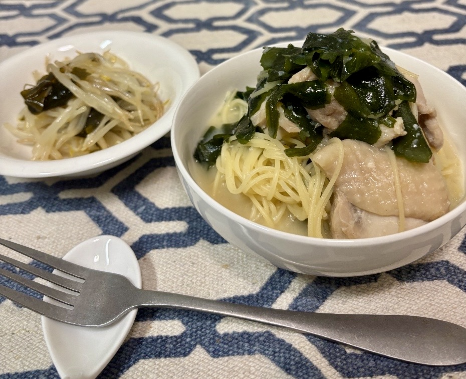 塩麹と味噌のスープパスタ,モヤシのナムル風