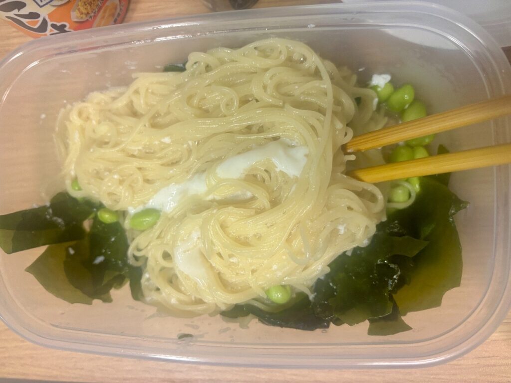 白身、パスタ、ワカメ