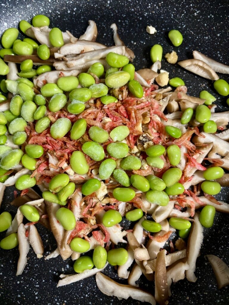 シイタケ、エダマメ、干しエビを入れ炒める