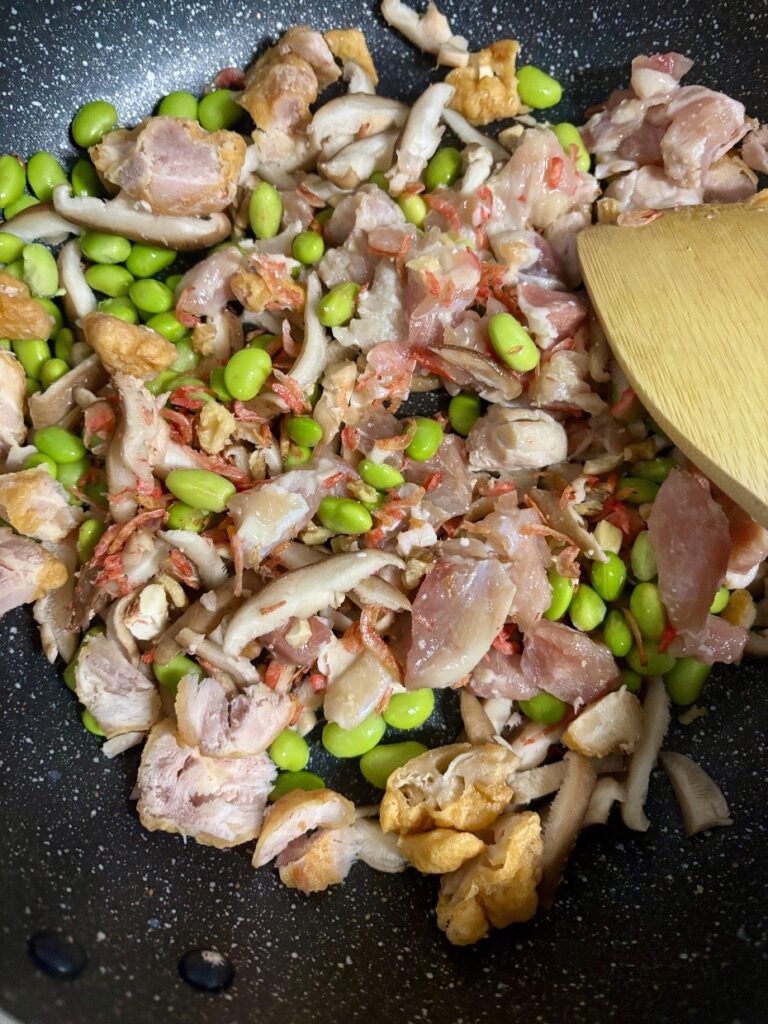 鶏肉を入れ一緒に炒める