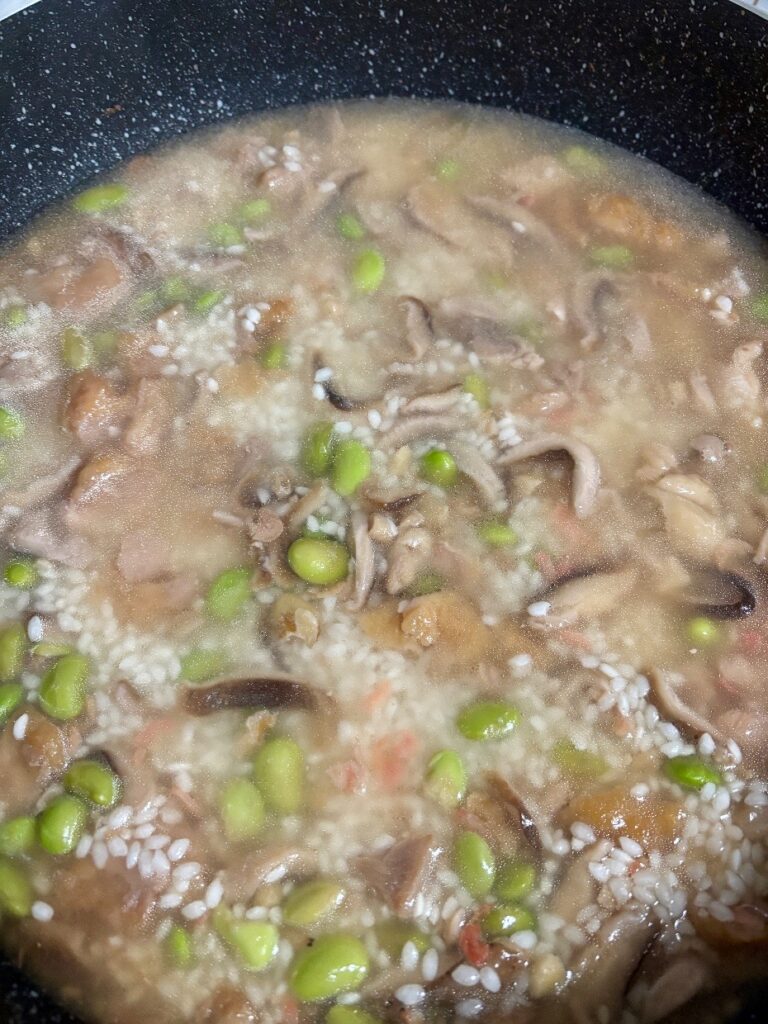 水を入れ炊き始める