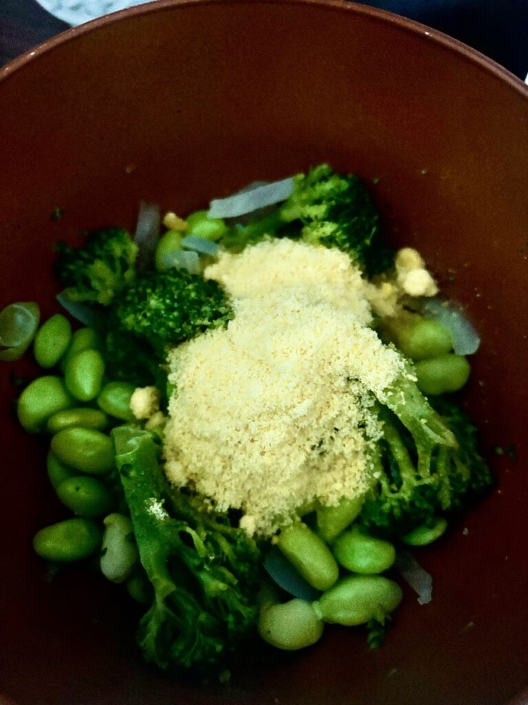 レンジで温めて火を通した冷凍野菜にコーンスープの素を入れた画像