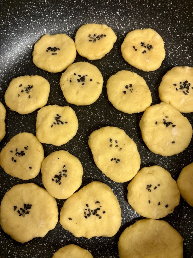 フライパンに一口大、薄く伸ばした生地が並べられている