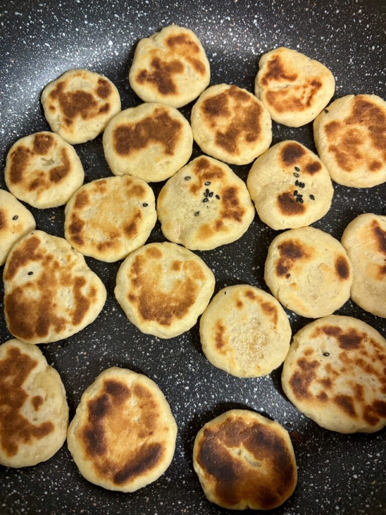 生地を裏返し、もう片面も焼いている様子