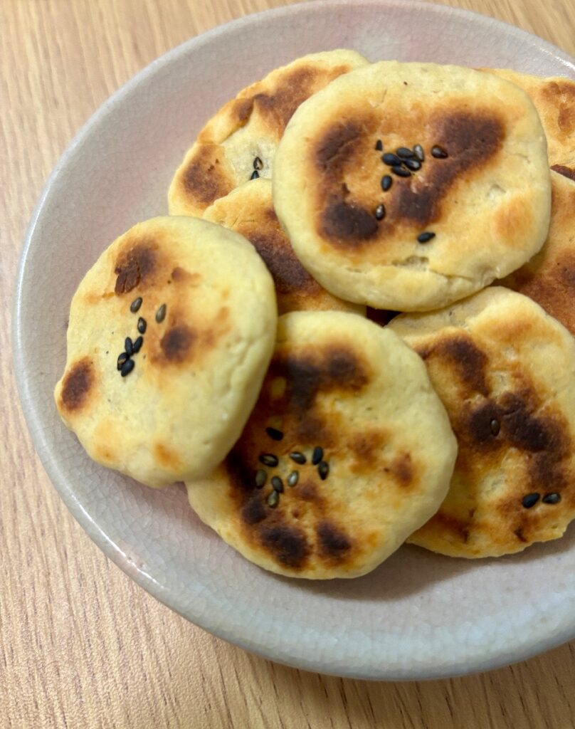 余ったパン粉と酒粕で作るチーズ風味クッキー、出来た写真