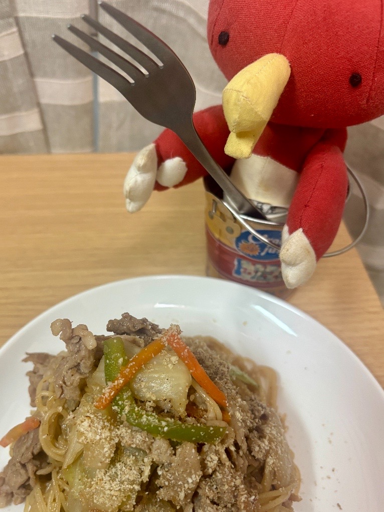 とまきちのぬいぐるみと焼きそば風パスタ