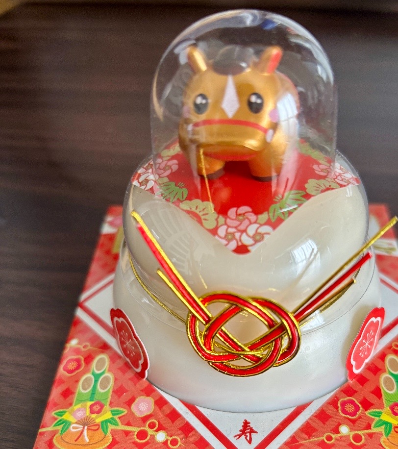 飾っていた鏡餅。上に干支の午の人形が乗っている。