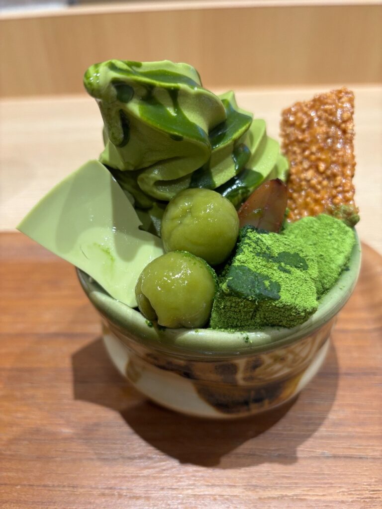 抹茶パフェ全体の写真、陶器の器にパフェが盛られている