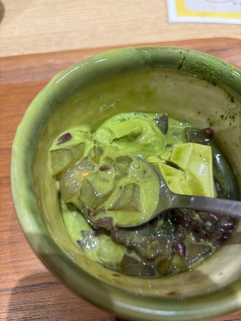 食べ終わりのパフェ、寒天と小豆、溶けたソフトクリームが混ざり合っている