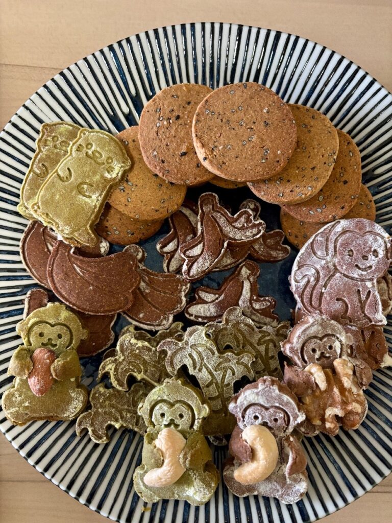 カワウソと猿、バナナの形を型抜きしたb