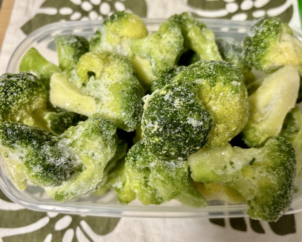 霜がたくさんついているブロッコリー