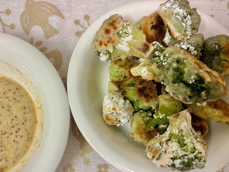 ブロッコリーのフリッターとハニーマスタードソース