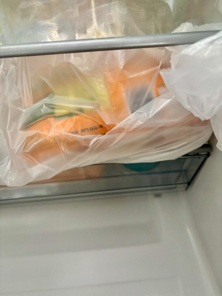 冷凍の鶏肉を冷蔵庫にいれて半解凍している