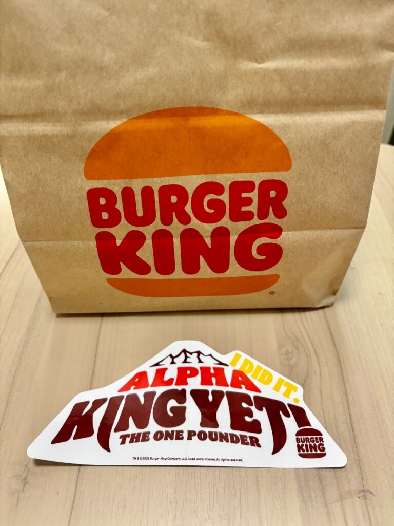 テイクアウト用の紙袋とステッカー