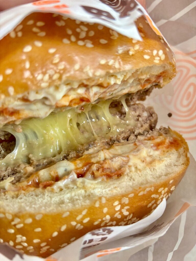 バーガーのチーズが伸びている、量も多い！
