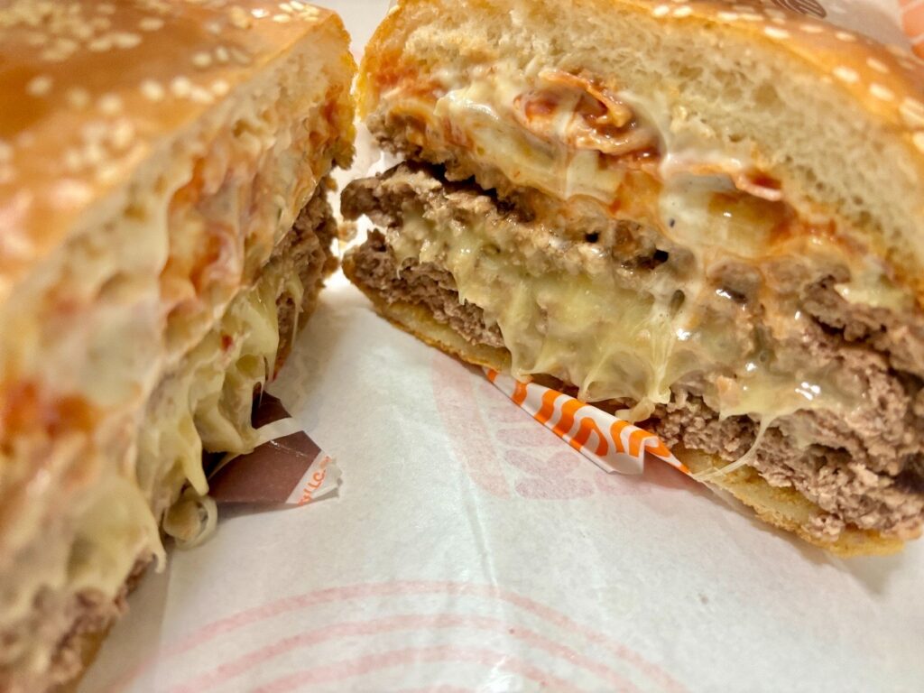 パテの間からチーズが溢れている