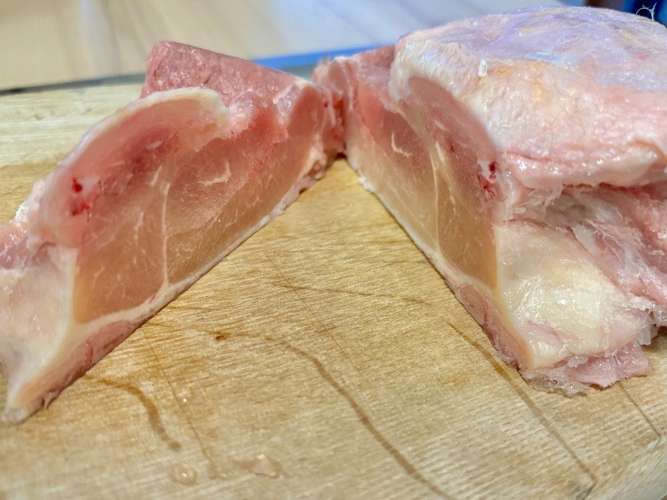 半解凍の鶏肉を切った状態