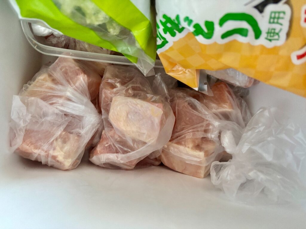 一口大に切った鶏肉を小分けにして袋に入れ再度冷凍している