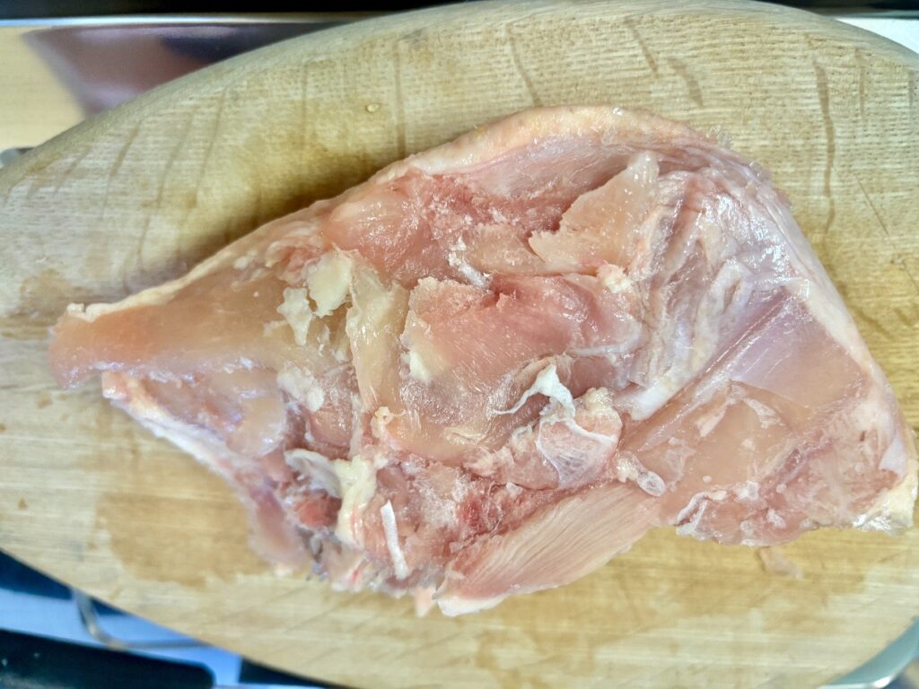 袋から取り出した半解凍状態の鶏肉