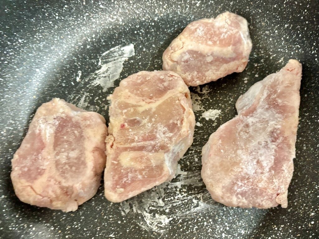 片栗粉と塩胡椒をしてフライパンで焼く