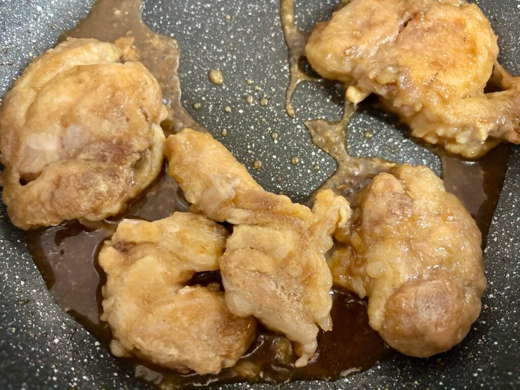 煮詰まってきたタレを絡める