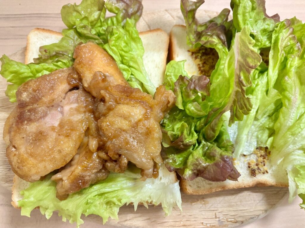 パンに照り焼きチキンを挟んでいる
