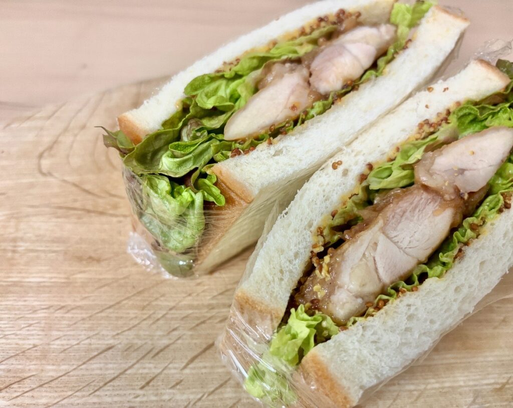 照り焼きチキンのハニーマスタードサンドイッチ