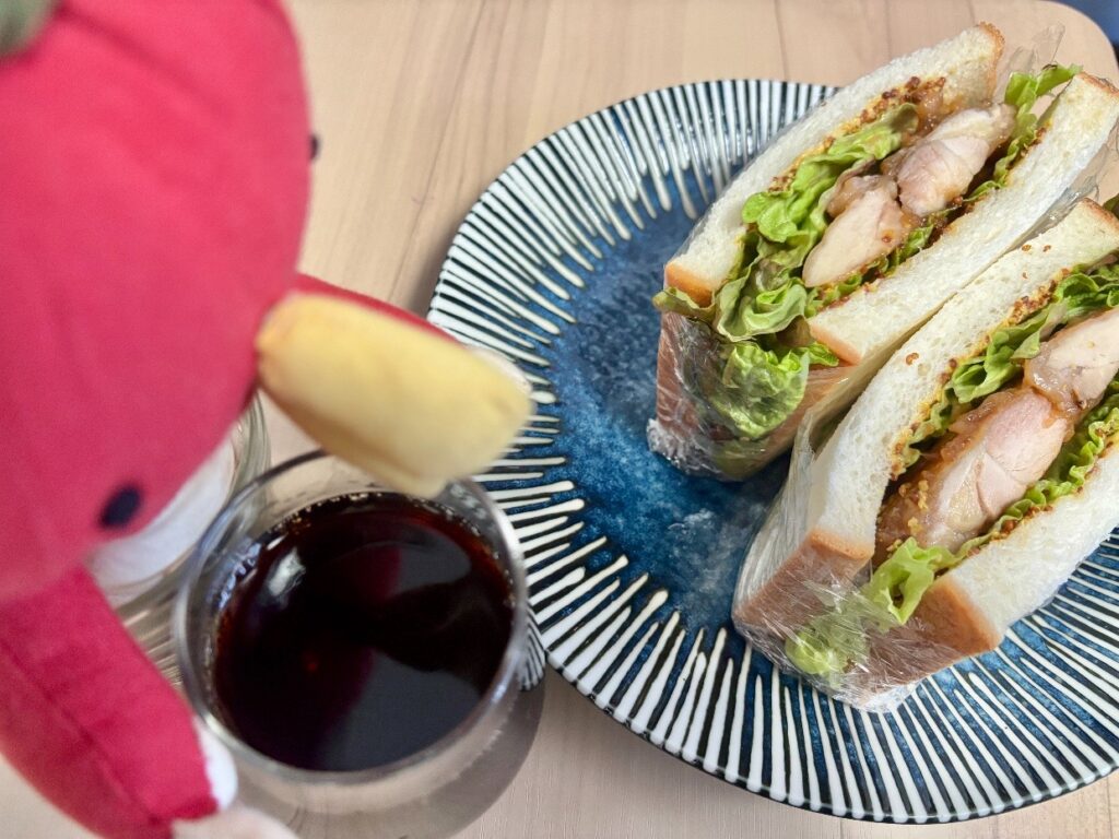 とまきちのぬいぐるみと盛り付けられたサンドイッチ