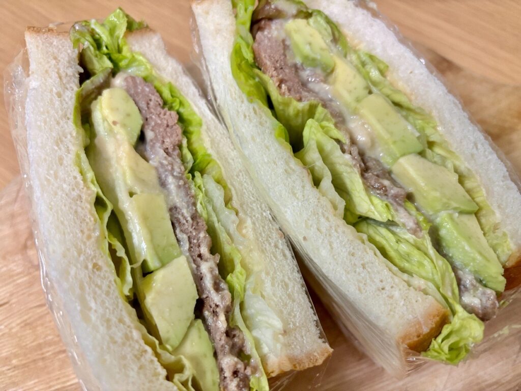 ハンバーグとアボカド、レタスのサンドイッチ