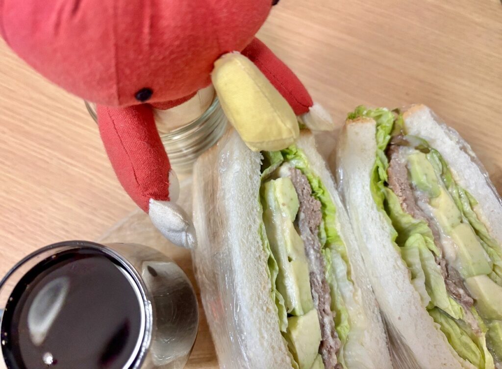 マスコットのとまきちとサンドイッチとコーラ