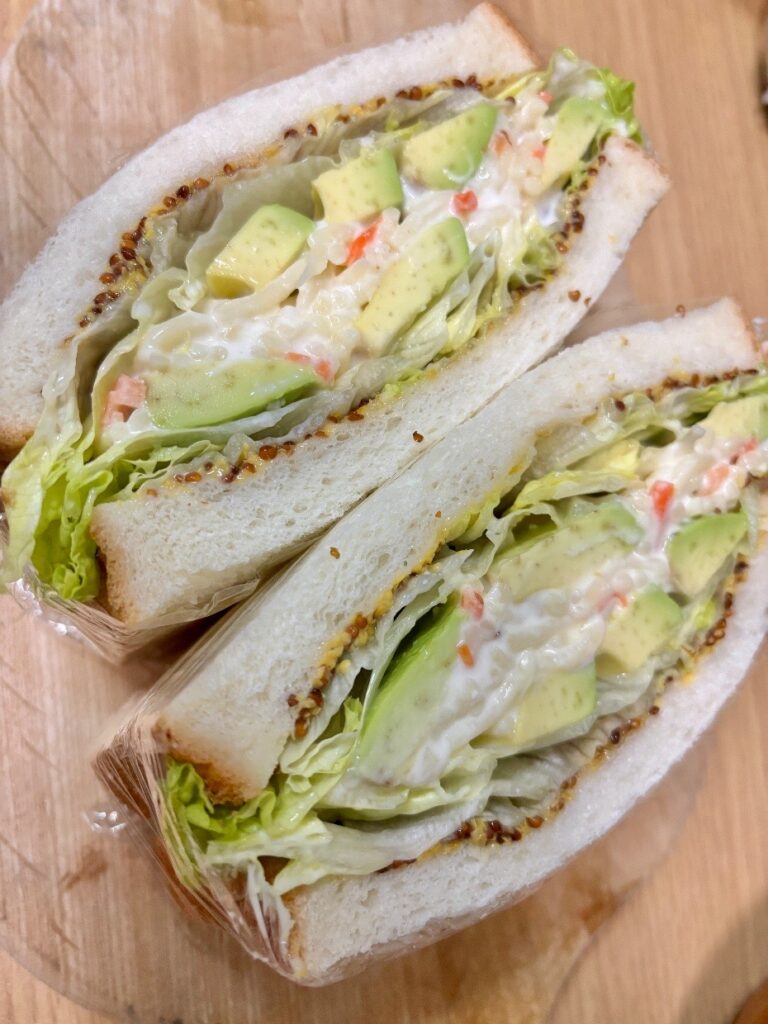 サラダスパゲティとアボカドを挟んだサンドイッチの断面