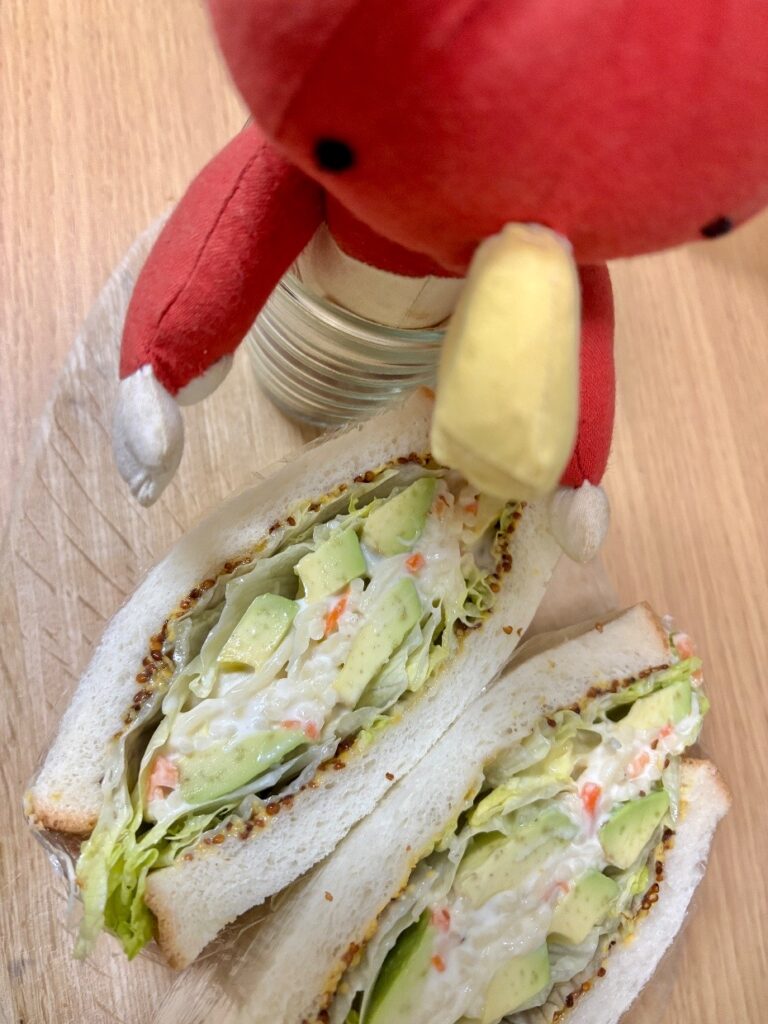 とまきちのぬいぐるみとサンドイッチ