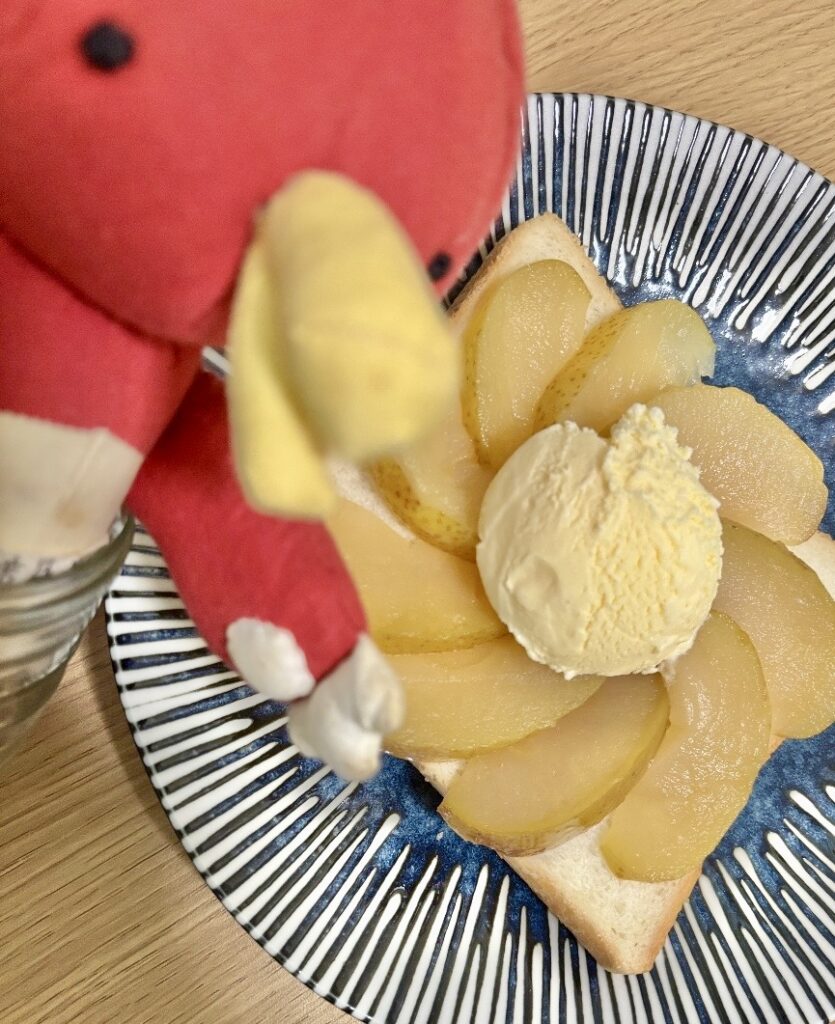 とまきちのぬいぐるみとリンゴのコンポート