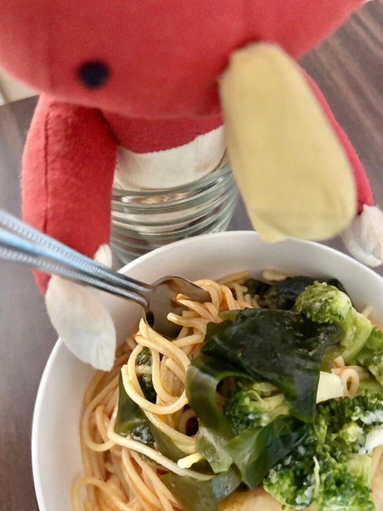 パスタを食べようとしている、とまきちのぬいぐるみと作ったアラビアータ