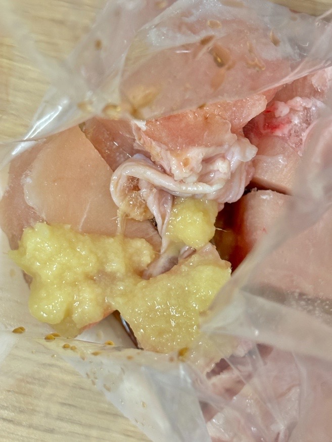 下味調理中の鶏むね肉の写真