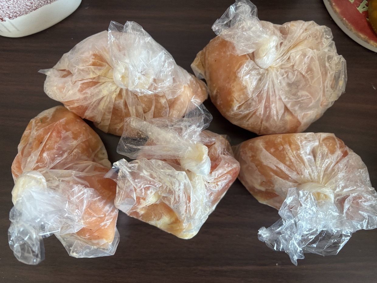 1食分ずつ小分けにして冷凍した下味つきの鶏むね肉の袋