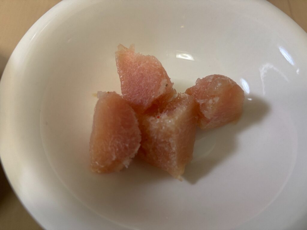 半解凍の鶏むね肉を切った断面