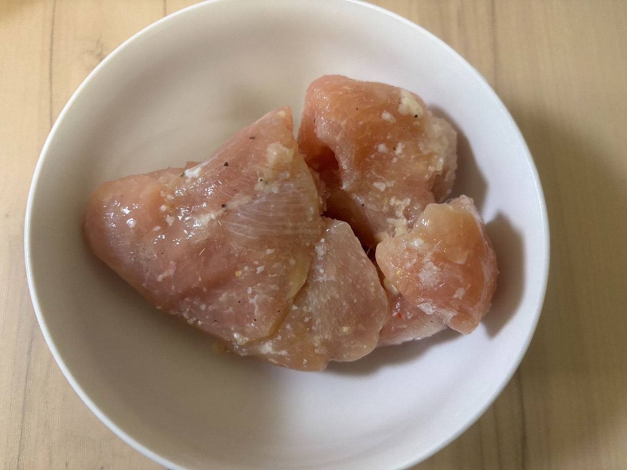 冷蔵庫で6時間解凍した鶏むね肉を皿に出した状態