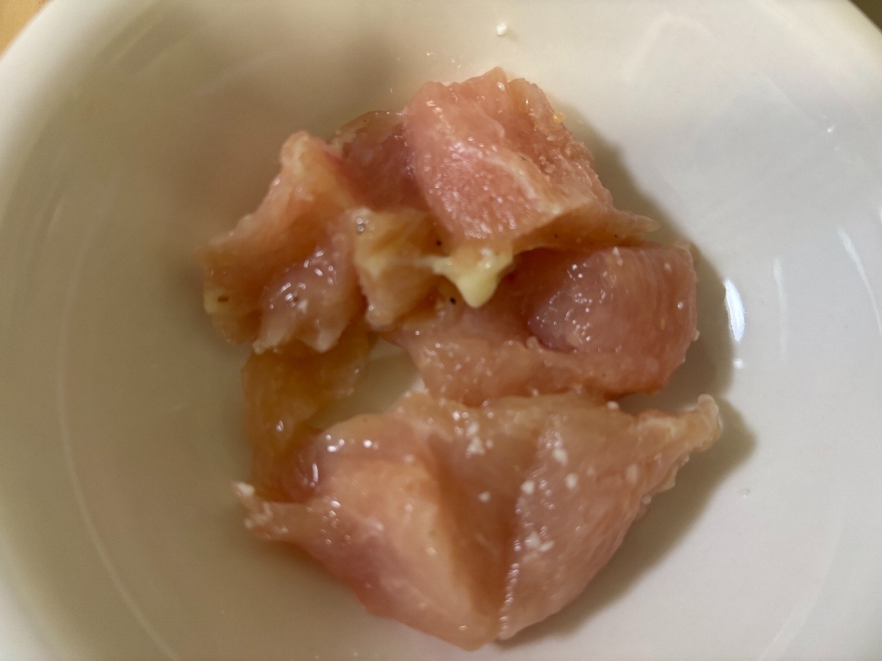 氷水解凍した鶏むね肉を切った断面