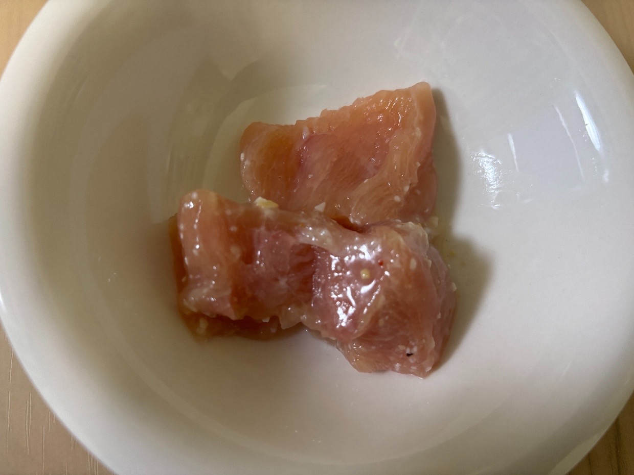 流水解凍した鶏むね肉を切った断面