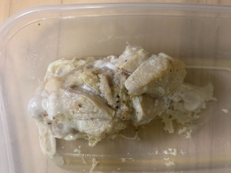 電子レンジで加熱しすぎて外側に火が通った鶏むね肉