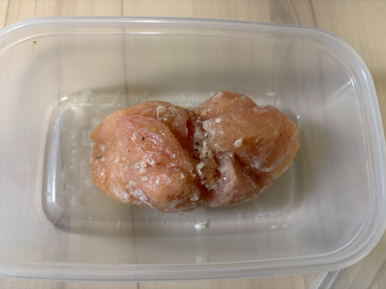 電子レンジで解凍する前の凍った鶏むね肉
