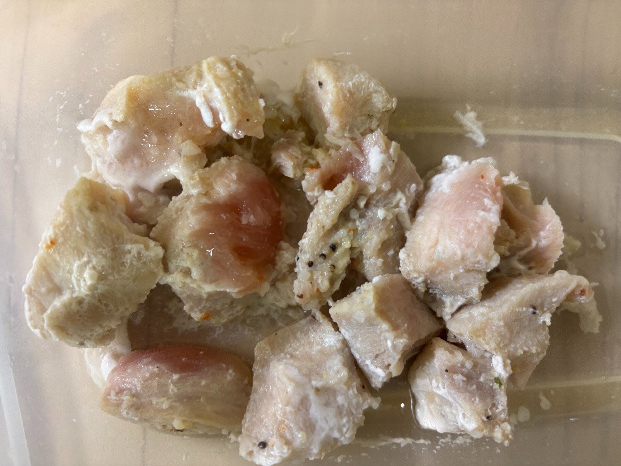 電子レンジ解凍で外は加熱され中心が生のままの鶏むね肉