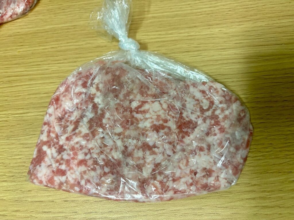 ひき肉100gをポリ袋に入れて薄く平らにのばしたところ