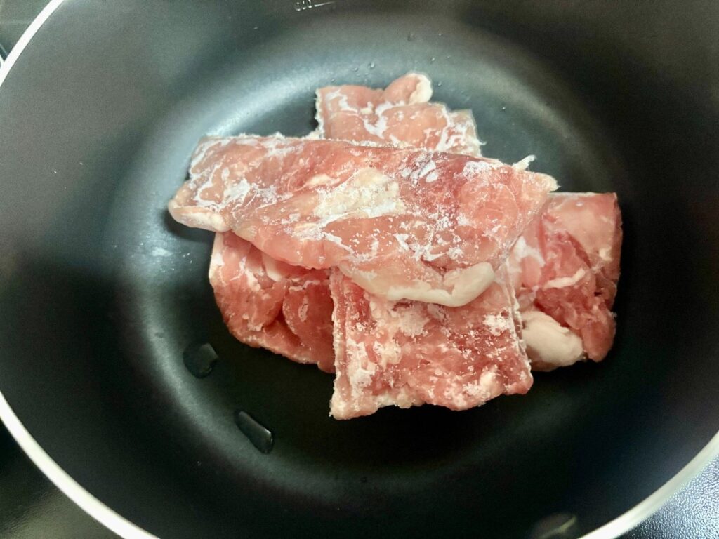 凍ったままの豚こま切れをフライパンに入れたところ