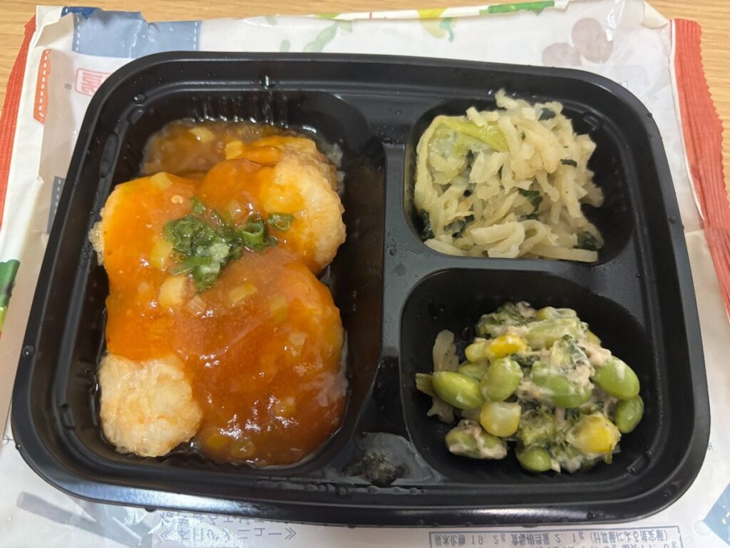 ワタミの宅食ダイレクト いつでも三菜。主菜1品と副菜2品が1つのトレーに入っている