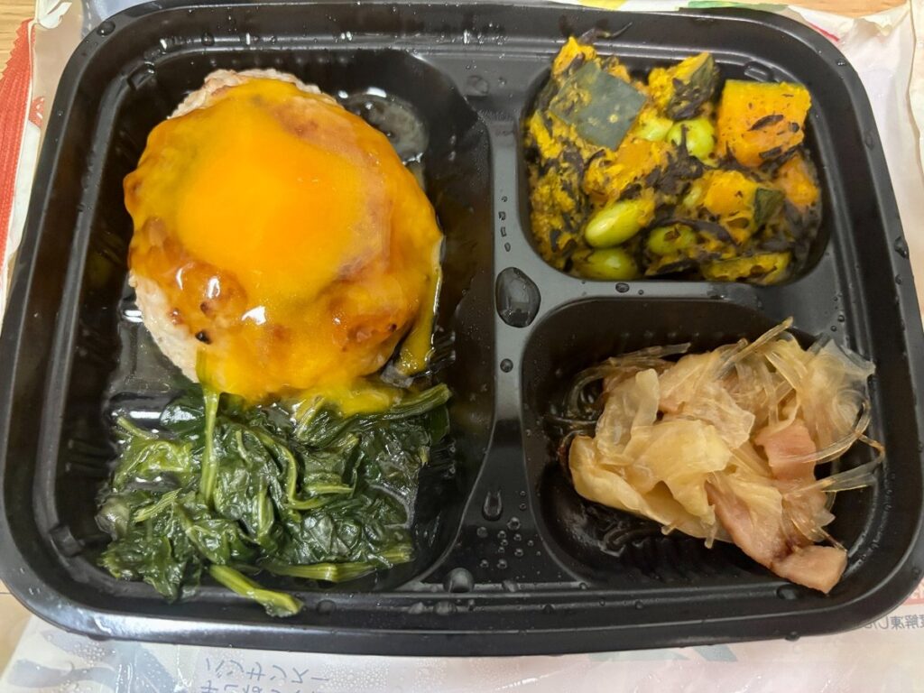 温めた手ごねつくねと国産ほうれん草 黄身添え