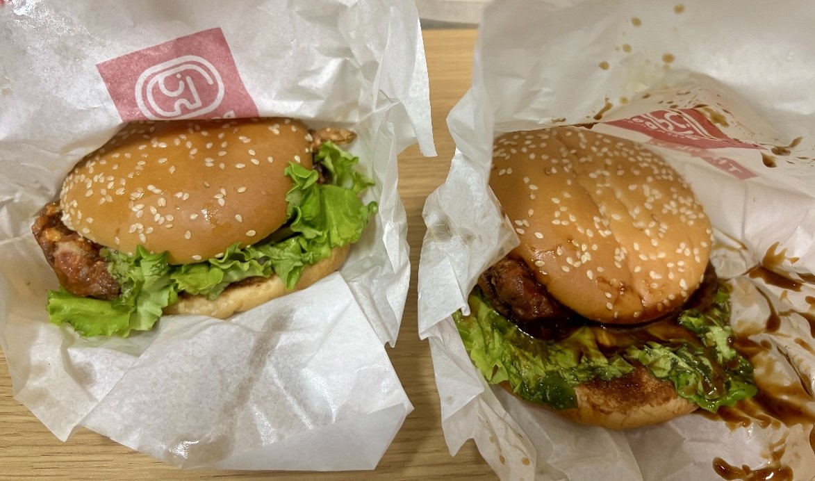 スイートチリ味と名古屋みそ味のカニバーガーを並べたところ
